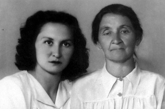 Fatima Kanapatskaiya und ihre Tochter, 1950