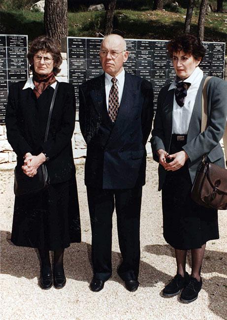 Andrzej Sitkowski (center) with Marion Kozak Miliband (1st left) and Hadassah Kozak (right) at the ceremony in Yad Vashem, 19/02/1996 