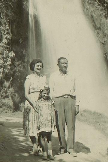 George und Magdalini Mitzeliotis mit ihrer Tochter in Edessa, Griechenland, 1950