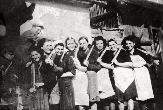 בנות משפחת הלפרט והשכנות באפיית מצות, מאקו, ערב פסח תשד 1944