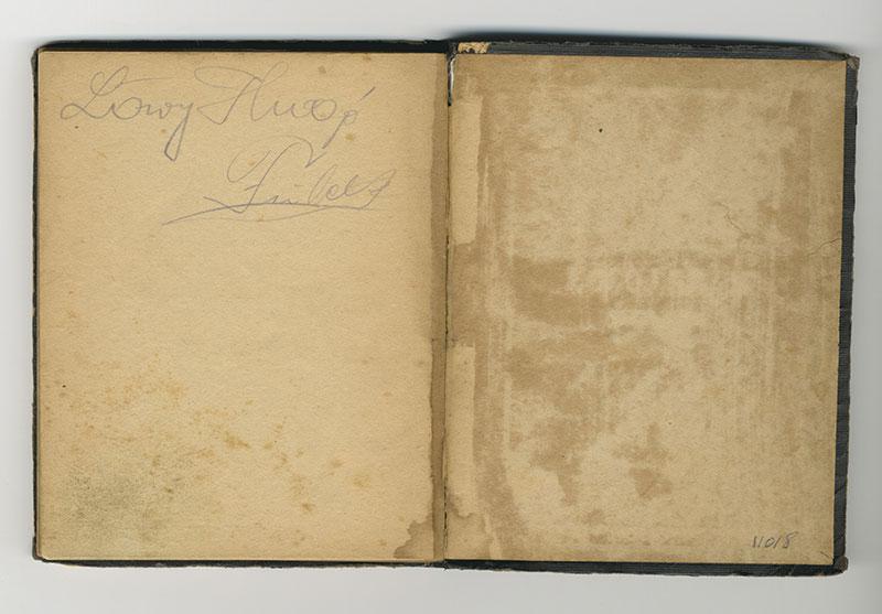 פנים כריכת ספר התפילות של הוגו לווי עם חתימתו. הוגו גורש מבודפשט ונרצח באושוויץ