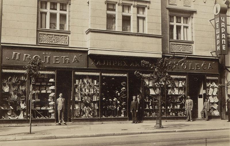 החנות של משפחת אקונס, בלגרד, יוגוסלביה, לפני המלחמה
