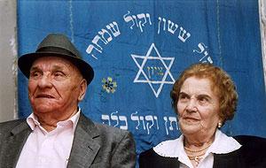 שושנה ואברהם רושקובסקי בטקס שנערך לכבוד השאלת החופה על ידי ארגון הג'וינט ליד ושם למטרת תצוגה במוזיאון לתולדות השואה, 2004