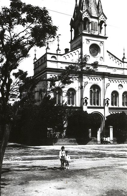 תצלום של בית הכנסת בדובריש, צ'כיה, לפני המלחמה