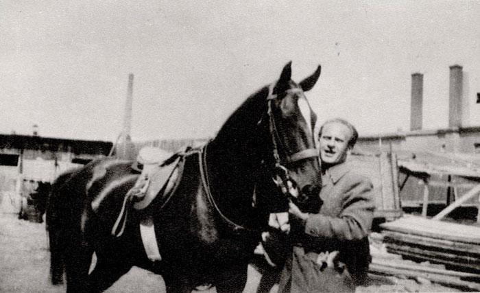 Oskar Schindler mit seinem Pferd, Krakau, Polen, 1942