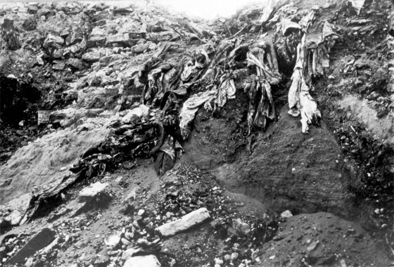 Одежда, сваленная в Понарах, на месте казни виленских евреев