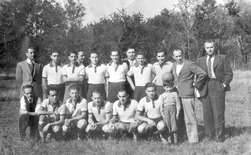 1943. The survivor Gustave Szwec is sitting in the bottom row, fourth from the left