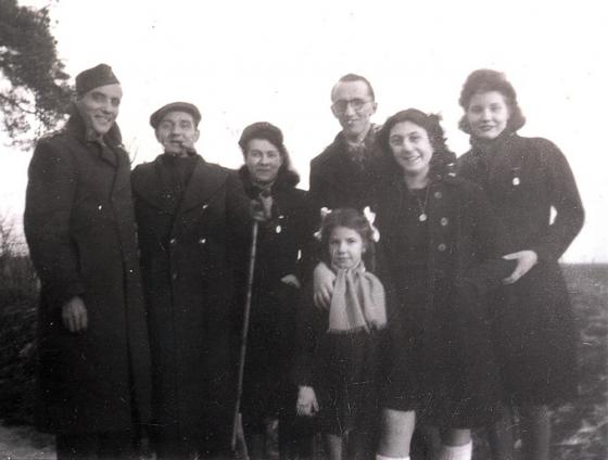 Roger und Jeanette Voinot (2. u. 3. v. l.), Rochelle Kokotek (2. v. r.), Januar 1944