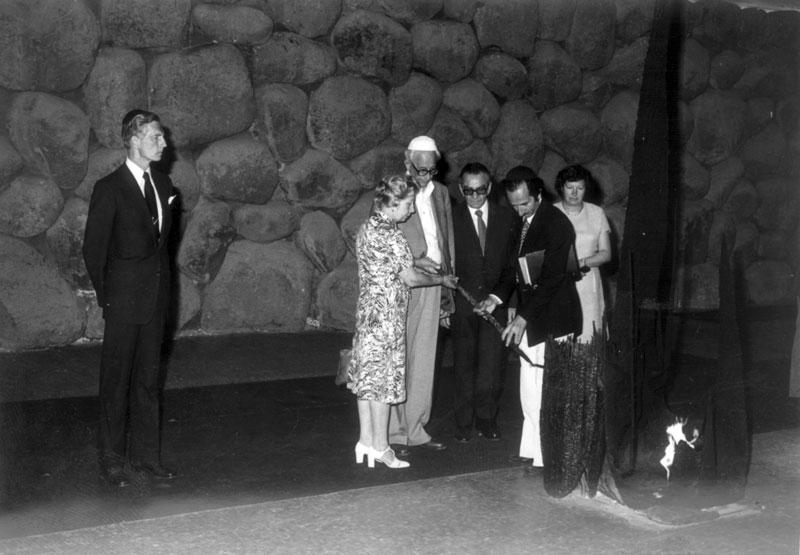 Miep Gies ravive la flamme dans la Crypte du souvenir. Yad Vashem, le 6 mai 1977.
