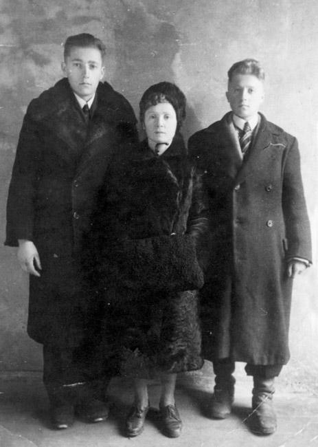 הינקה עם בניהם של המצילים יוסיף ואנה נזארוק, 1946