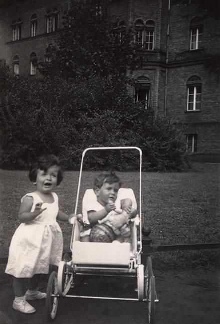 בני הדודים (מימין) קלאוס זבילסקי ואוה קוצובר, ברלין 1933.