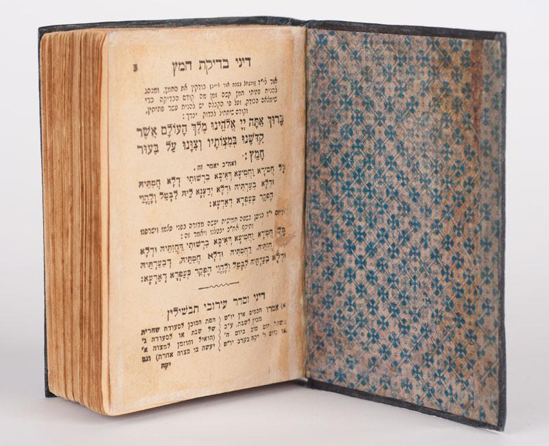 Majzor para Pésaj usado por la familia Gergas para cumplir con los preceptos de la festividad y estudiar hebreo durante su exili