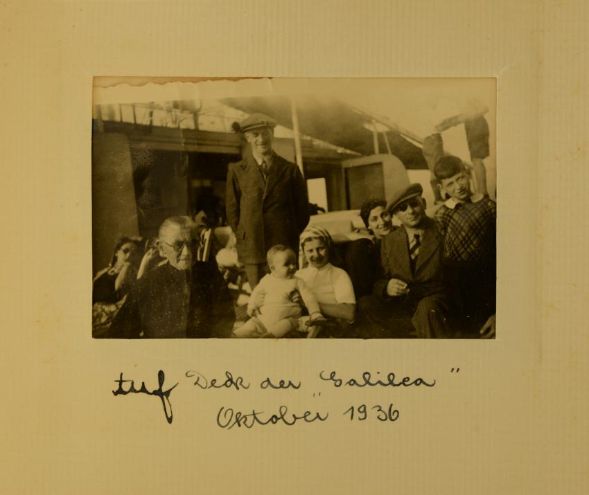 La familia Rosenheimer en la cubierta del barco «Galila», rumbo a la tierra de Israel