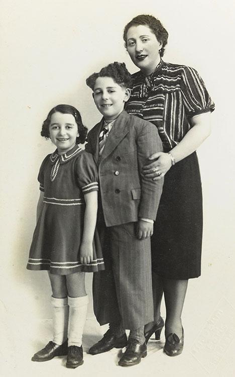 Esther Pojzman, née Rubin, et ses deux enfants, Jean et Rachel, Paris, juin 1942. La photo a été conservée avec le bateau