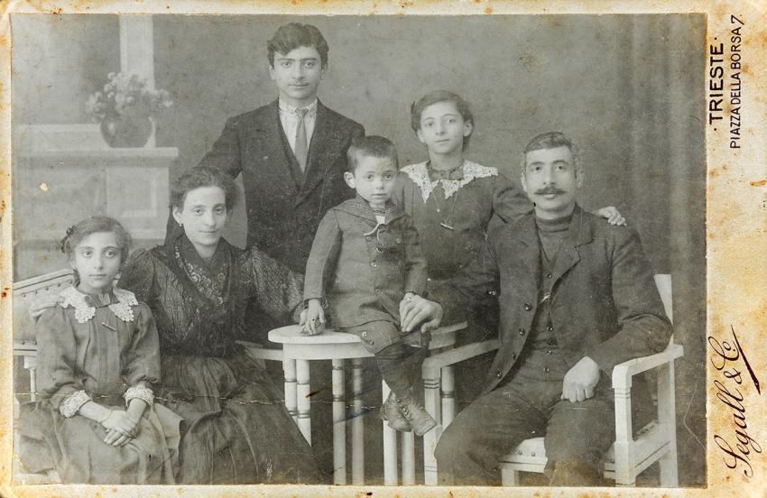 חיים-ויטוריו וספרנצה ישראל עם ילדיהם. טריאסטה, סביבות 1914