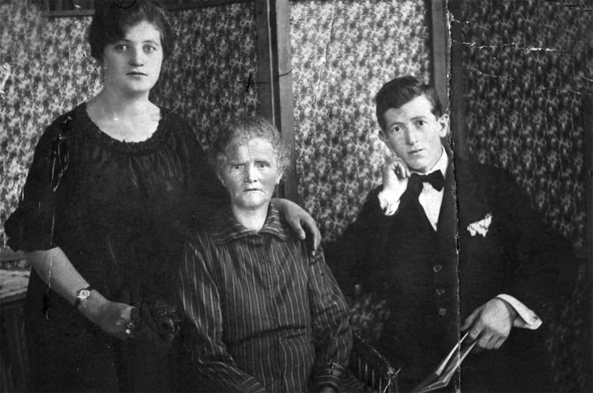 Shaya Ciobotaru, his mother Henia and his sister Malka.  Bacău, Romania, 1920