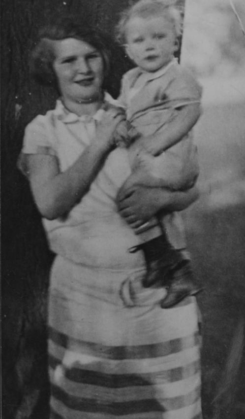 שרה בדר לבית סיבירסקי ובנה מרטין-מנשה. קלן, גרמניה, 1929