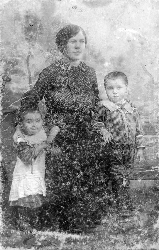  Fanny Steinbock, her son David and her daughter Anna-Chanaleh during World War I, circa 1915