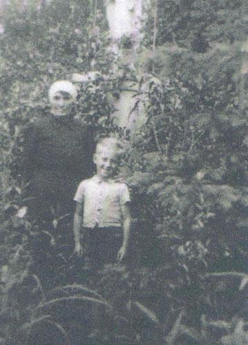 Shmuel-Wiesiu with Maria Walewska in the garden of her house