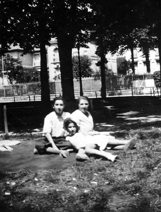 Rivka Gryn, son fils Tony et sa fille Alice. Rivka a été assassinée à Auschwitz. Tony et Alice ont survécu.