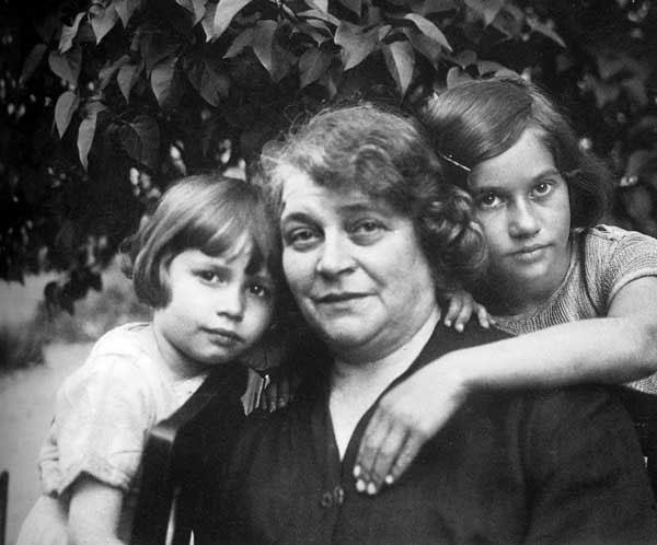Irene Danner und ihre Schwester Gerda mit ihrer Großmutter Sessi Lorch. März 1932