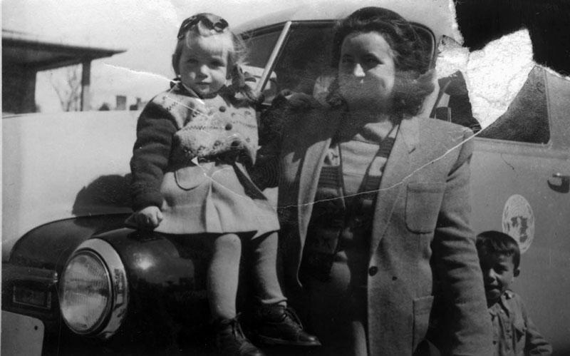 Stanislawa Rotman with daughter Bozenna, 1949