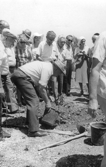Янис Липке сажает дерево во время церемонии в его честь в Яд Вашем. Иерусалим, 25 августа 1977 года