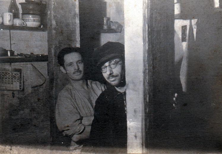 В подвале у Седулса. Иосиф Мандельштам (справа) и Шмерл Скутельский. 1944 год