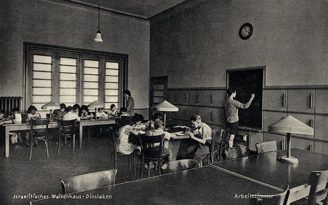 Los niños estudiando en el aula del orfanato judío de Dinslaken, Alemania, entre 1932-1938