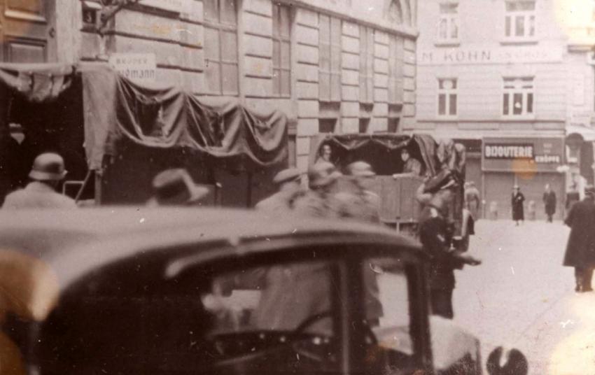 Hombres de las SS en pie junto a la sinagoga Stadttempel en Viena, que fue profanada y su interior gravemente destrozado durante el pogromo de la Kristallnacht, 9-10 de noviembre de 1938.