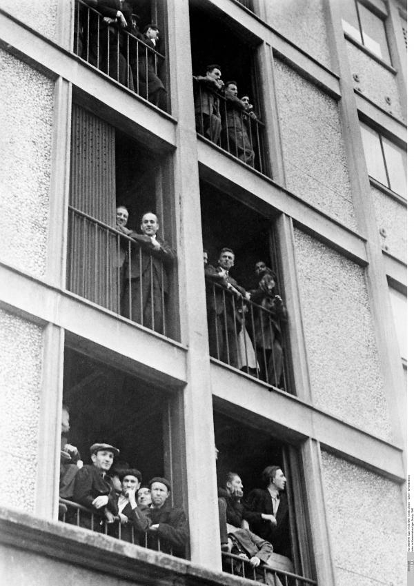 Des détenus du camp de concentration de Drancy à travers les fenêtres du bâtiment, France, décembre 1942