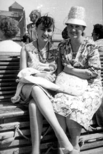 Eva with Wiktoria during her visit to Canada, summer 1960 