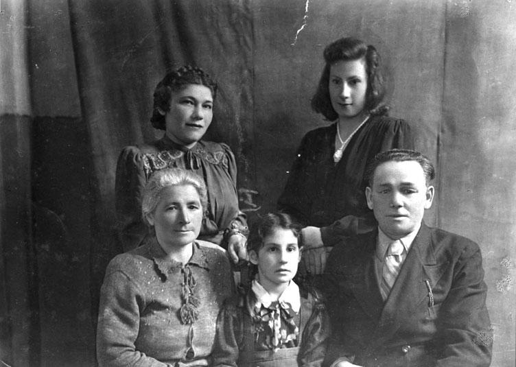 Татьяна Зеленская с сестрой и родителями, в центре спасенная девочка, Люба Коган