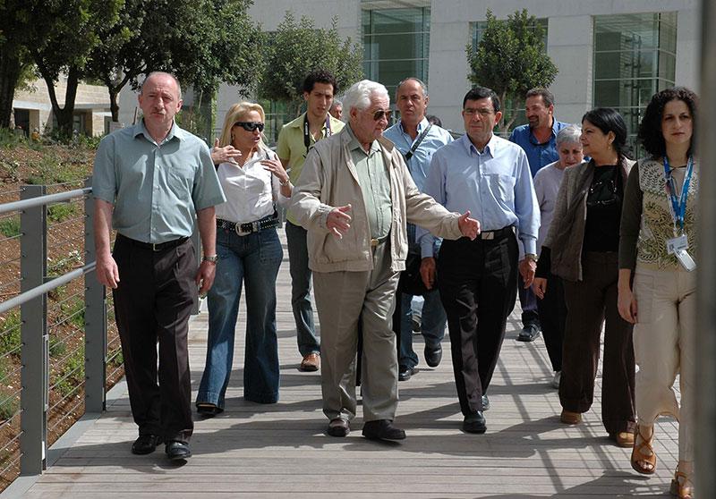 שמעון סרברניק עם קבוצת בני משפחה לקראת פתיחת המוזיאון לתולדות השואה ביד ושם, מרץ 2005