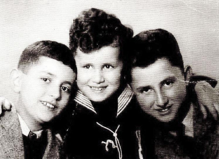 ילדי משפחת אקונס: שלמה, יהודה ופרץ, בלגרד, יוגוסלביה, ספטמבר 1941