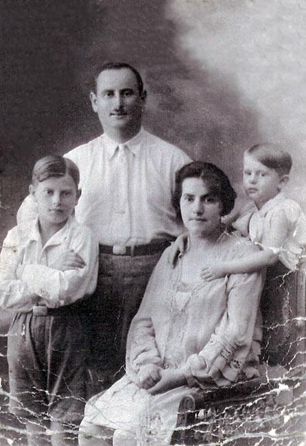 משפחת וולפיילר, ההורים קלמן-לייב וחיה והילדים אברהם (רומק) וגניה. קרקוב, פולין, ראשית שנות השלושים