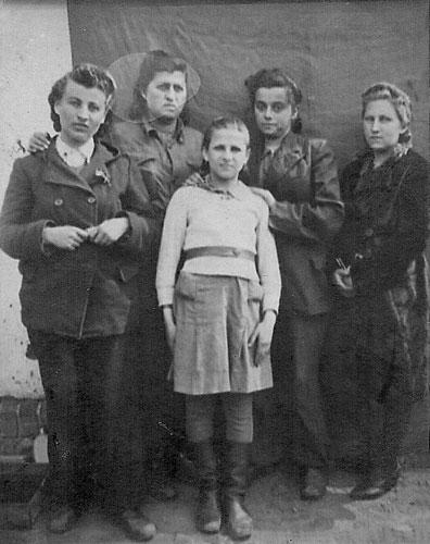 Одна из остановок по пути в Эрец Исраэль. Справа налево: Фаня Розенфельд (Басс), Ривка Басс, Маша Драйцен, Яфа Слотник, Яфа Близовски. Венгрия, 1945 год