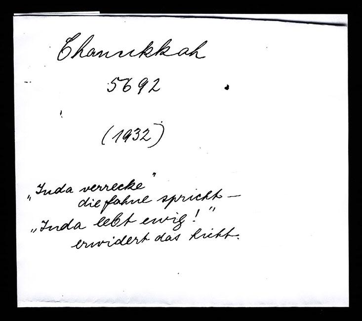 כיתוב בגב תצלום החנוכייה של משפחת פוזנר שצולם בקיל, גרמניה בחנוכה 5692 (1931). השנה המצויינת 1932 מתייחסת ככל הנראה למועד פיתוח התמונה