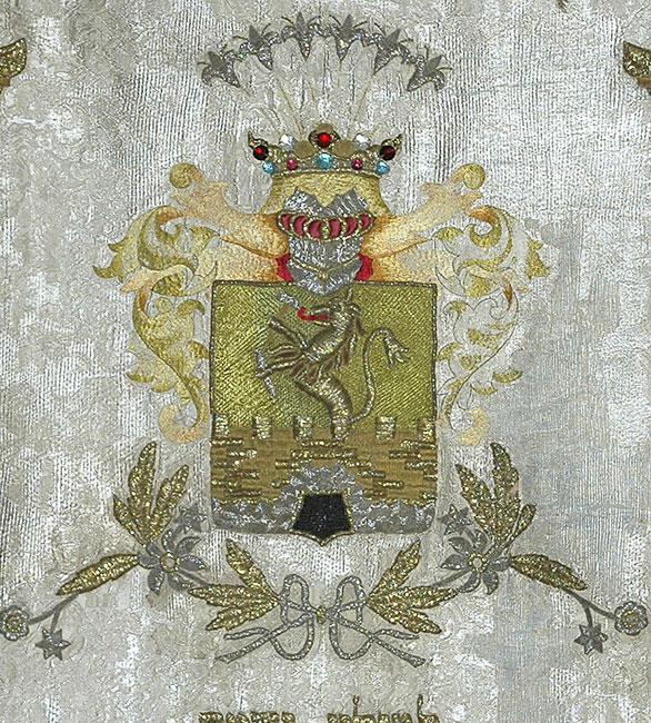 Detalle del escudo de la familia Sebestyen bordado en la cortina del Arca de la Torá que colgaba en la sinagoga del Hospital Judío, Cluj, Rumanía