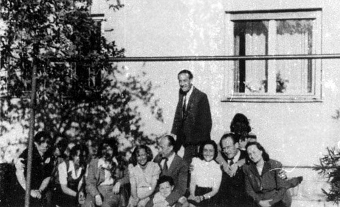 Oskar Schindler con un grupo de exprisioneros de Bruenlitz, 1947 