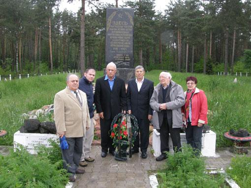 Avner Shalev, Chairman of the Yad Vashem Directorate, Yossi Hollander Names Recovery Project benefactor and local project supporters and volunteers, Belarus, May 2008