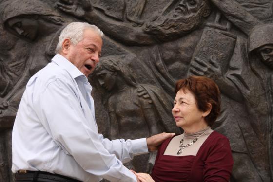Cousins Liora Tamir and Aryeh Shikler meet for the first time at Yad Vashem's Warsaw Ghetto Square. (April 2011) 