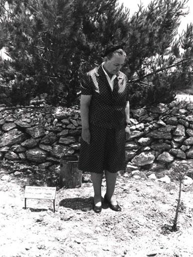 Магда Трокме рядом с деревом, посаженным в честь ее и ее мужа, Яд Вашем