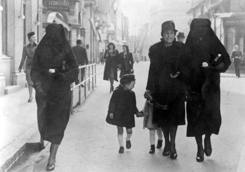 Зейнеба (крайняя справа) со своей свояченицей Бахрией (крайняя слева), и Ривкой Кабильо. Сараево, 1941