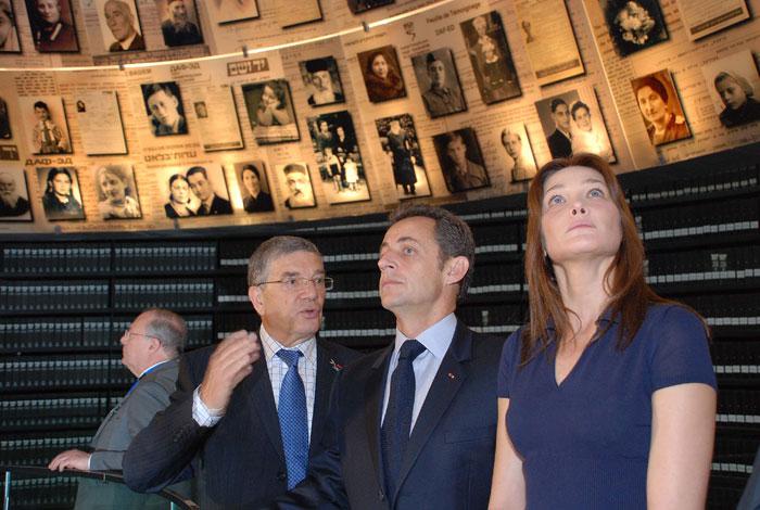 Chairman of the Yad Vashem Directorate Avner Shalev (left) with President Sarkozy and his wife Carla Bruni in the Hall of Names
