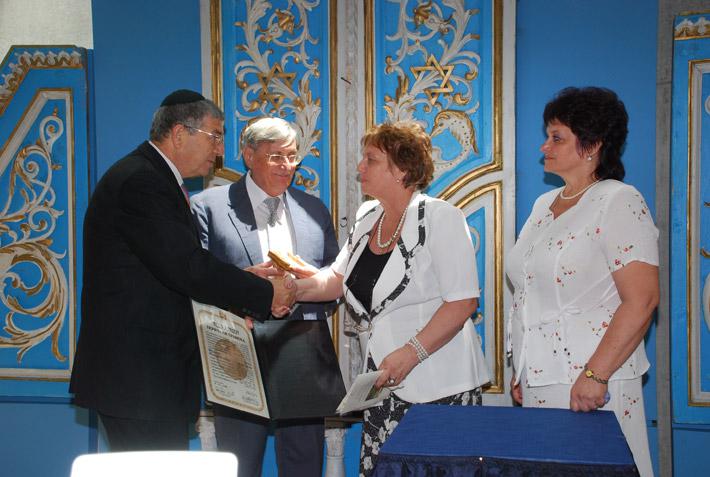 Presentation of the medal and certificate to the daughters of Feodor Mikhailichenko. From right to left: the daughters of the rescuer - Yelena Belayaeva and Yulia Selutina, Chairman of the Commission for the Designation of the Righteous Among the Nations 