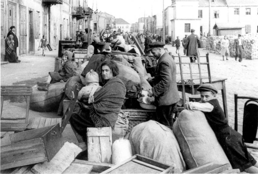 Junio de 1940 - Judíos siendo deportados al gueto de Kutno, Polonia