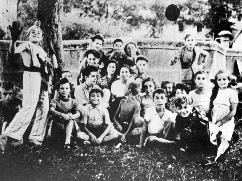 Niños con el uniforme del Hogar de Niños de Izieu, verano de 1943. 
