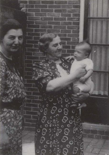 Aleida-Jana Benninga con su abuela Anna Frank; a la izquierda, Lea Benninga, la madre de Jana, Holanda, 1939