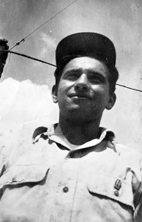 Zoli-Zvi Schwartz in the Negev during the War of Independence.  1948